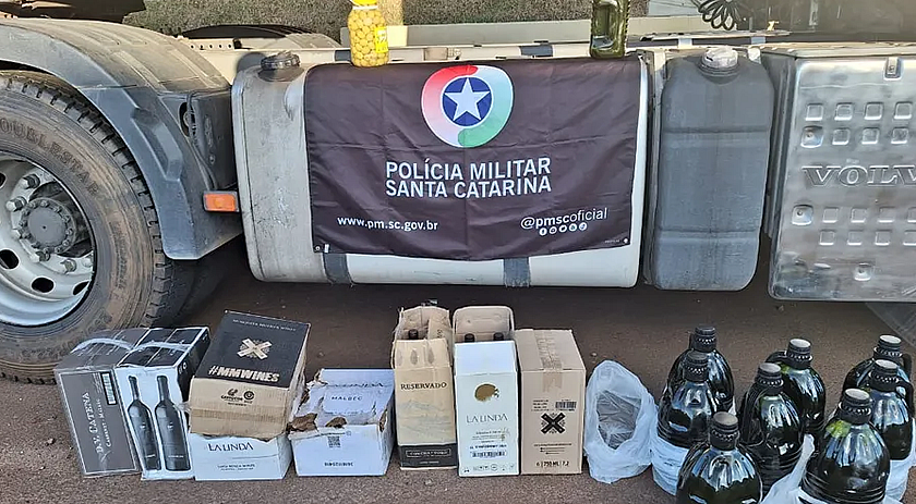 Caminhão com pneus e bebidas ilegais é apreendido na SC-163