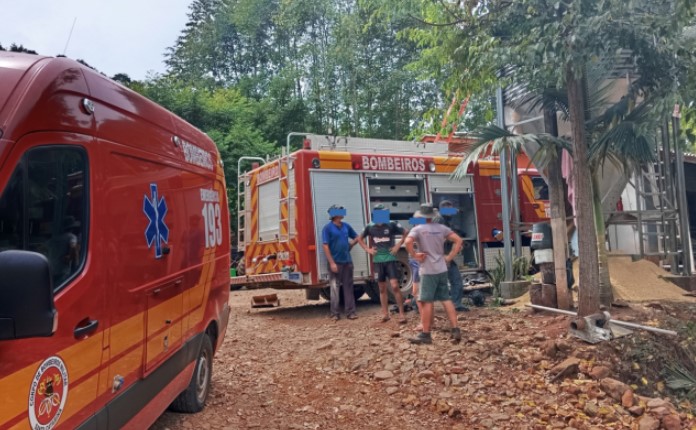 Homem fica pendurado dentro de silo em Riqueza e bombeiros realizam resgate