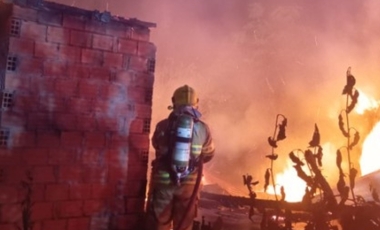 Homem é agredido e tem casa incendiada após briga